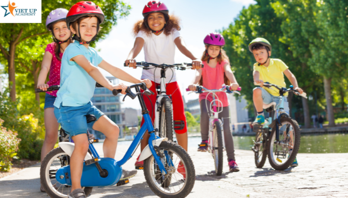 Vì sao đi xe đạp là kỹ năng sống cho trẻ? Những lợi ích của việc trẻ biết đi xe đạp sớm