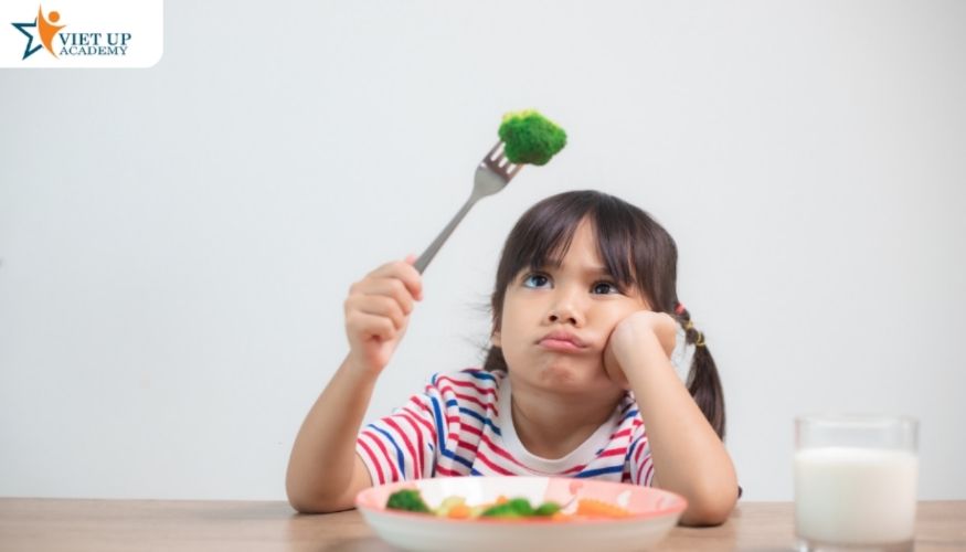 Trẻ từ chối ăn rau hoặc không chịu ăn thịt, dẫn đến bữa ăn kéo dài, căng thẳng và lo lắng.
