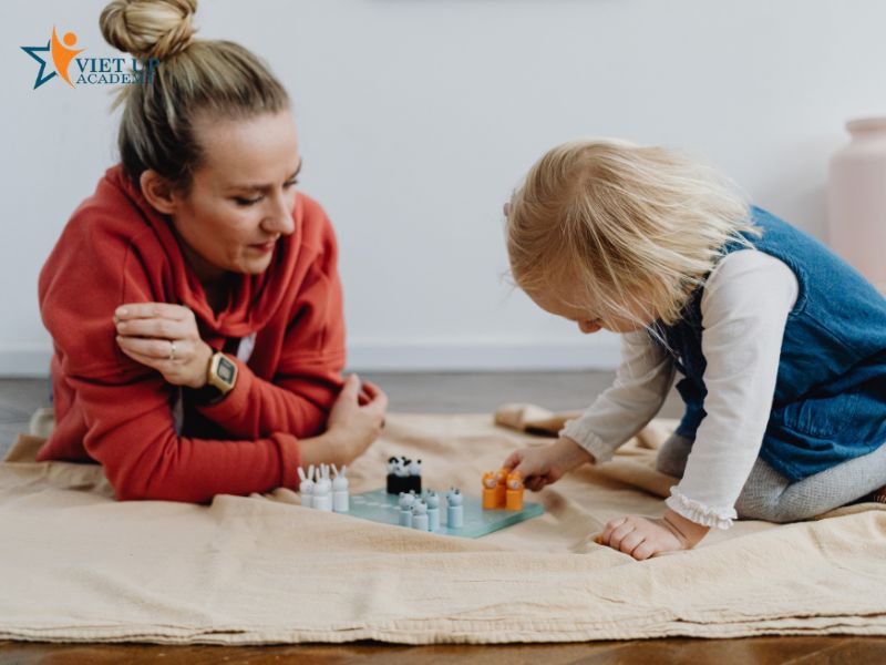 Dạy trẻ tự kỷ hiệu quả cần bắt đầu từ việc hiểu đúng tự kỷ là gì