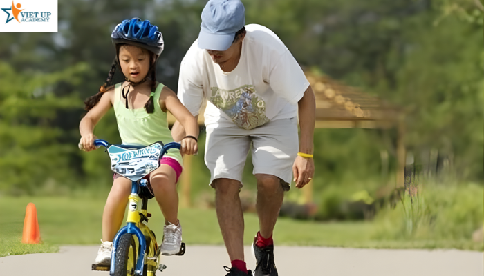 Hướng dẫn bé tập đi xe đạp an toàn