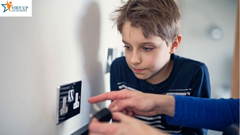 Những quy tắc giúp con sử dụng điện an toàn ba mẹ nhất định phải dạy