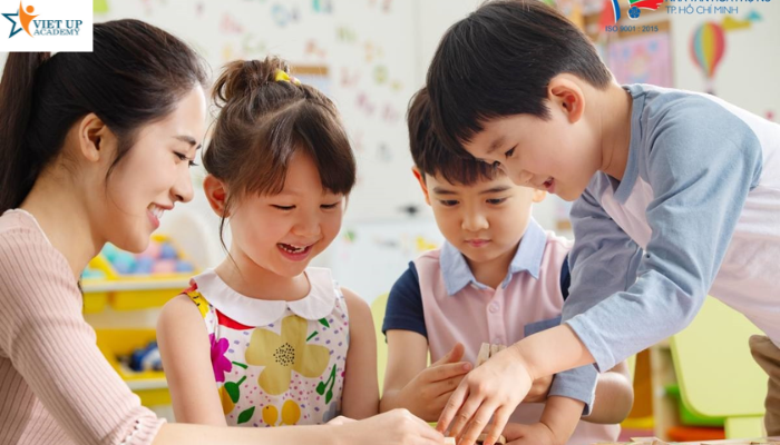 Cách dạy con tự chăm sóc bản thân khi ba mẹ bận