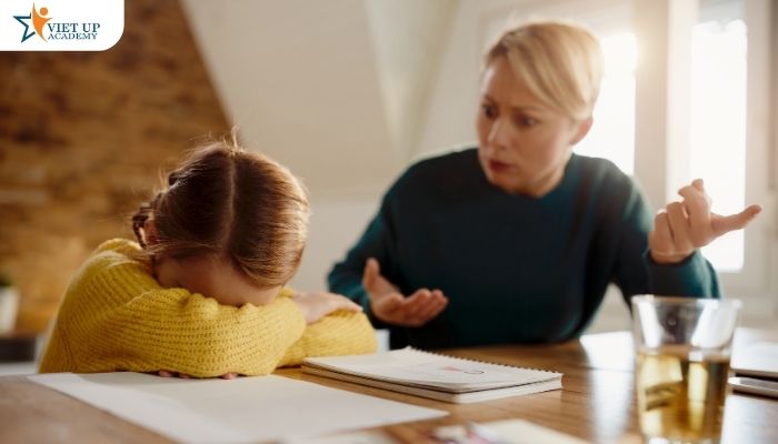 Vì sao không nên mắng con trước nhiều người? 