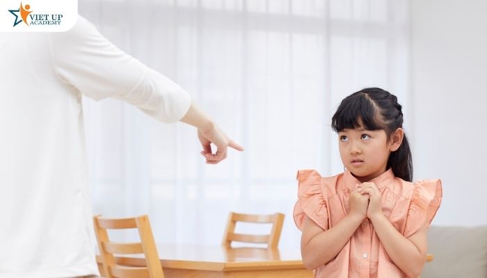 Mắng con trước đám đông không giúp trẻ hiểu đúng – mà chỉ khiến trẻ sợ