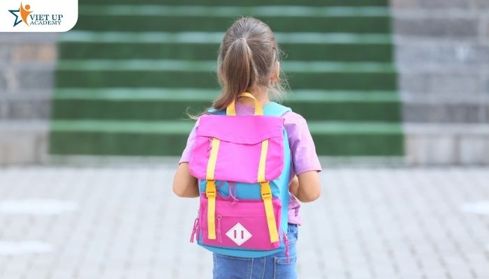 Khi đến môi trường mới trẻ sẽ phải làm quen với bạn mới