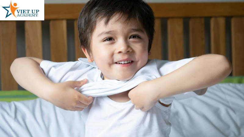 Con tự mặc quần áo