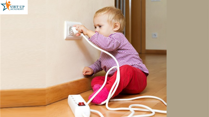 Không chạm tay vào ổ điện