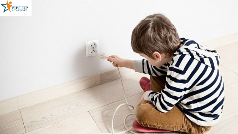 Không tự ý cắm điện khi không có người lớn