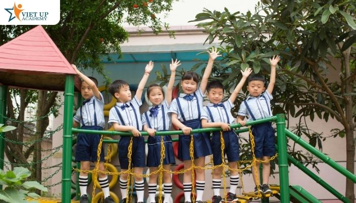 Cách dạy con bảo vệ bản thân khi ở trường thông qua kỹ năng giao tiếp