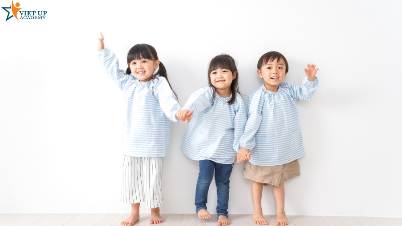 Hiểu cảm xúc của trẻ khi tiếp xúc với những người bạn mới