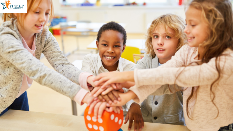 Khuyến khích trẻ giao tiếp nhưng không tạo áp lực