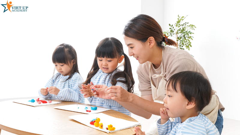 Gia đình và nhà trường đóng vai trò quan trọng trong việc đồng hành cùng trẻ