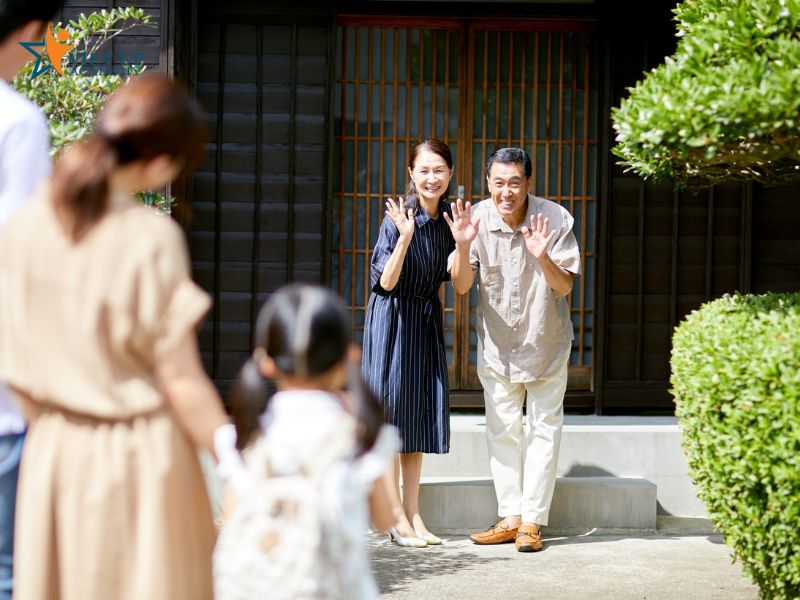 Ba mẹ cũng cần hướng dẫn trẻ cách giao tiếp phù hợp với người lớn