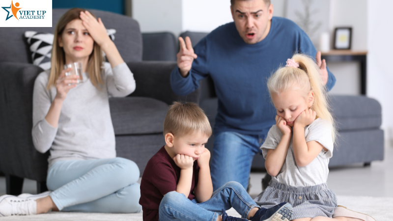 Học theo những phản ứng tiêu cực từ người lớn