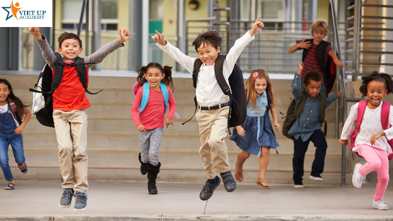 Kỹ năng tan học an toàn cho con khi đợi bố mẹ đến đón