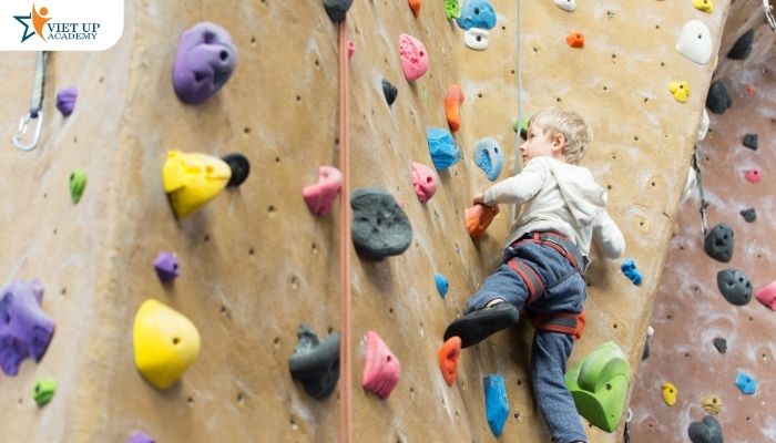 Vậy leo núi giúp trẻ học tính kiên trì như thế nào, và vì sao hoạt động này lại được đánh giá cao trong giáo dục kỹ năng sống cho trẻ?