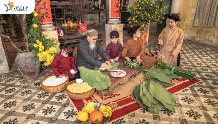 Hình ảnh cả gia đình quây quần gói bánh thể hiện sự sum họp và biết ơn trời đất.