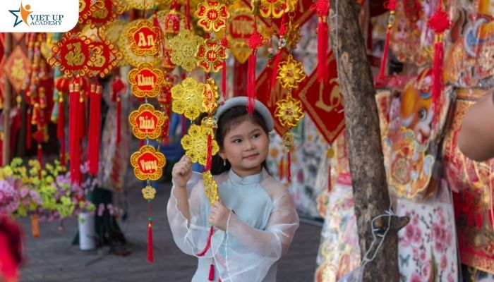 Việc cho con tìm hiểu phong tục Tết Việt Nam từ sớm chính là cách cha mẹ gieo mầm văn hóa