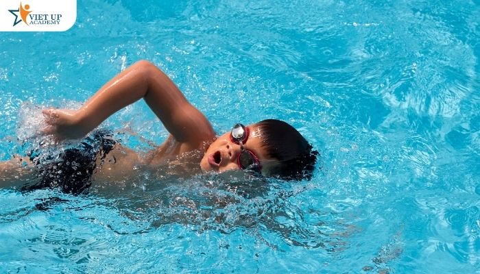 6 không bé phải nhớ khi đi bơi để tránh gặp nguy hiểm, việc không chạy nhảy, xô đẩy là điều bắt buộc.