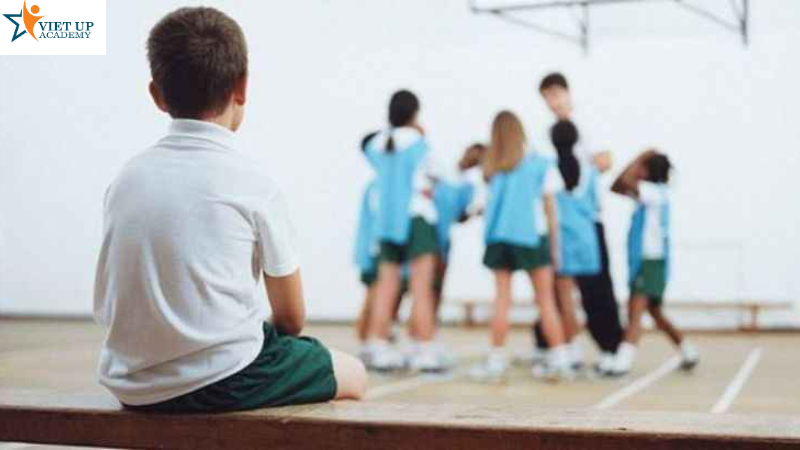 Trẻ cảm thấy tự ti, thu mình và không muốn giao tiếp